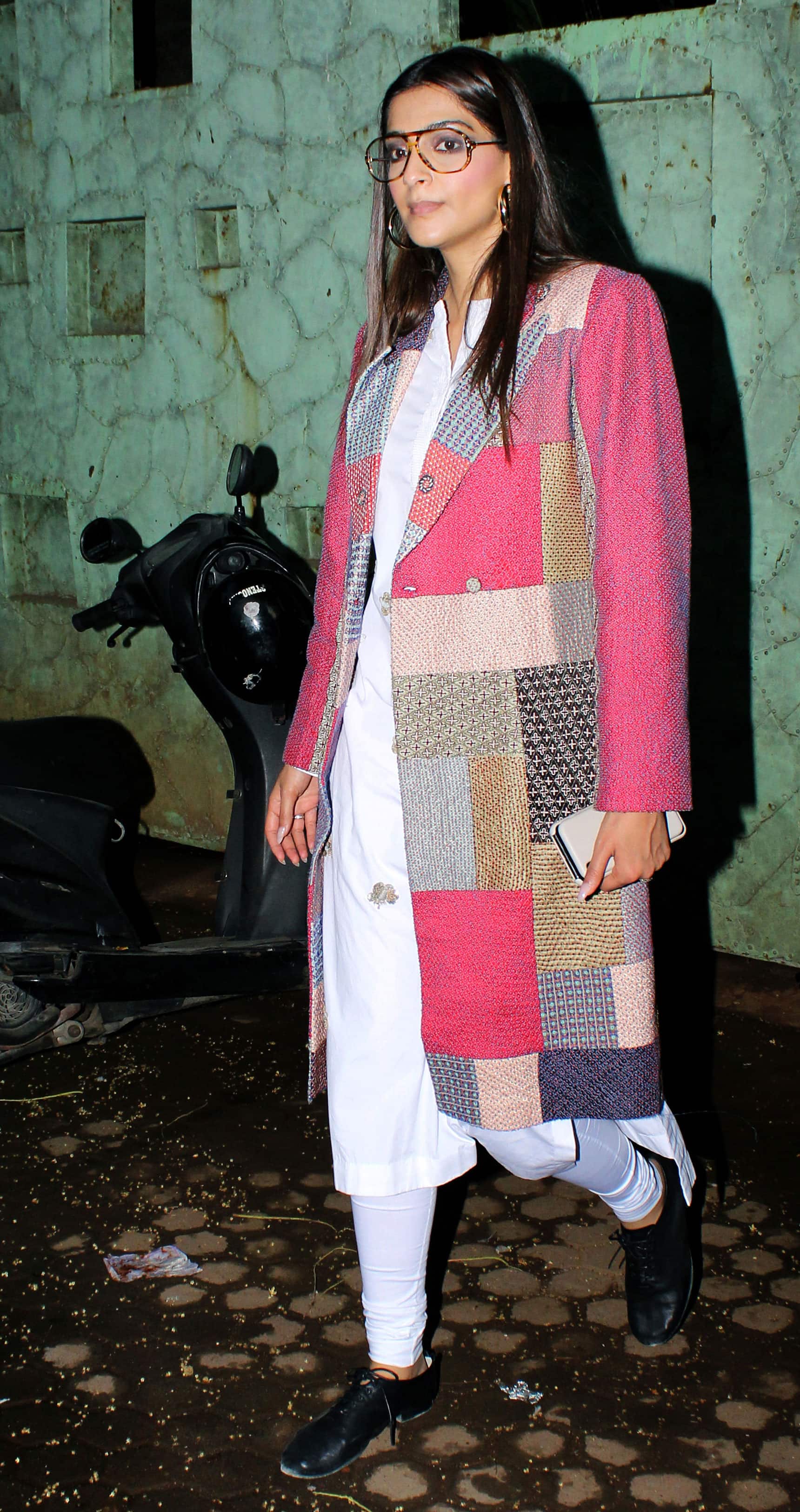 1720px x 3248px - Photo Gallery: Sonam Kapoor spotted at Juhu | News | Zee News