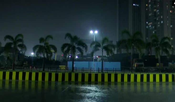 Heavy rainfall lashes Mumbai, flight and train operations affected