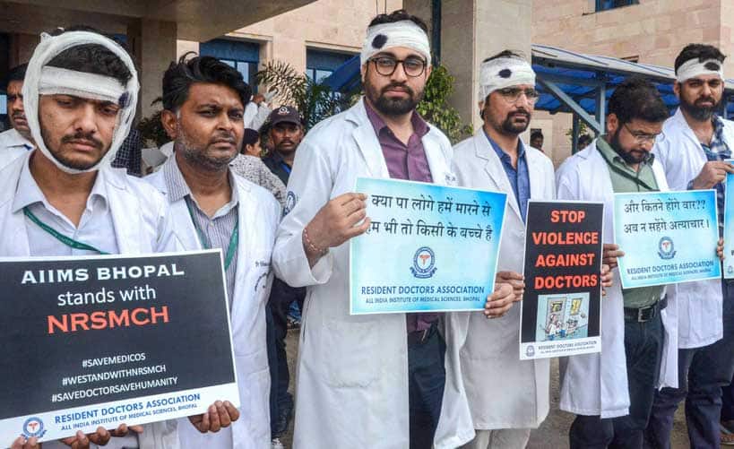 Protesting doctors reject Mamata Banerjee&#039;s invite for talks, adamant on CM&#039;s apology
