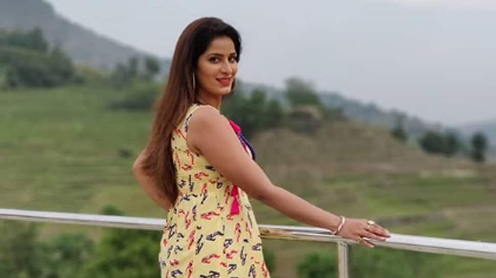 Poonam Dubey looks stunning in a bright yellow dress—Pic