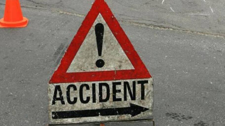 Mathura: 6 of family killed as car rams into truck on Yamuna Expressway ...