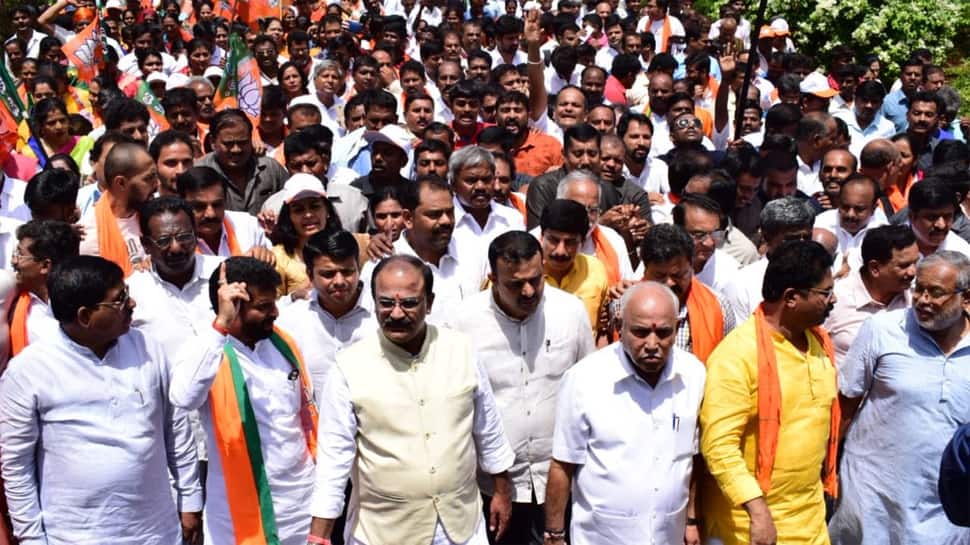 Karnataka CM offers to hold talks with Opposition, BJP leaders court arrest during &#039;siege&#039; protest
