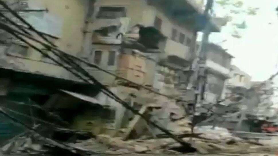 Watch: Three-storey building in north Delhi&#039;s Sadar Bazaar collapses