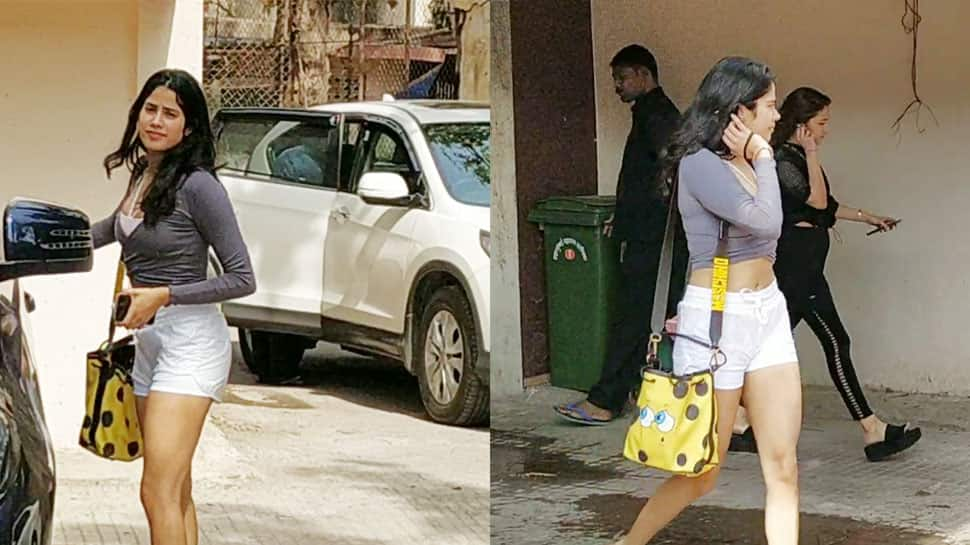 Janhvi Kapoor&#039;s love for her yellow Moschino Spongebob bag is evident in these pics!