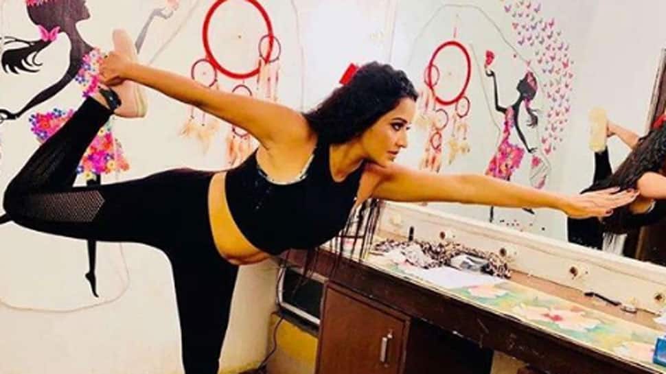 On International Yoga Day, Monalisa performs yoga asanas like a pro!