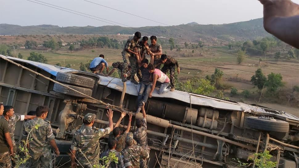 6 dead, 33 injured after bus falls in ditch in Jharkhand&#039;s Garhwa; over 12 still trapped at accident site