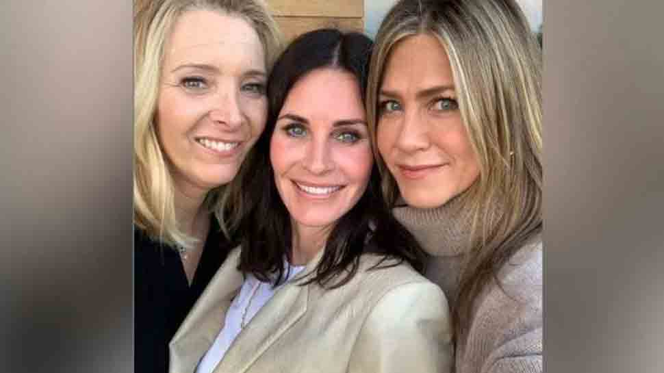Jennifer Aniston, Lisa Kudrow, Courteney Cox enjoy girls night out