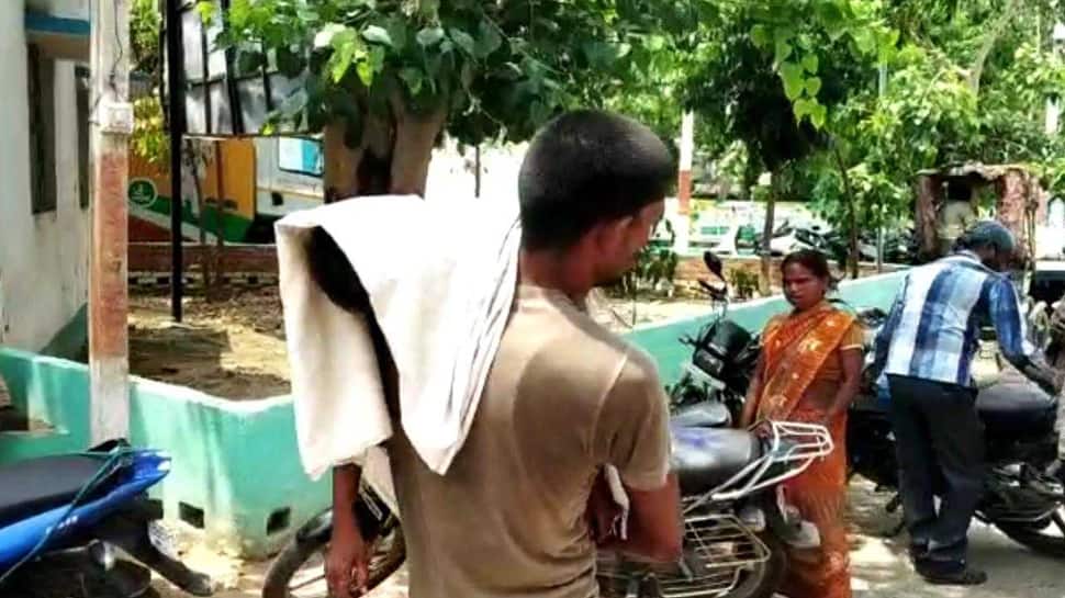 Bihar: Father carries child&#039;s body on shoulder in Nalanda district due to unavailability of ambulance