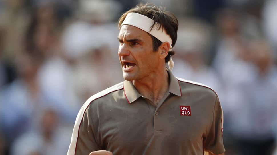 Federer crushes Clarke to reach third round