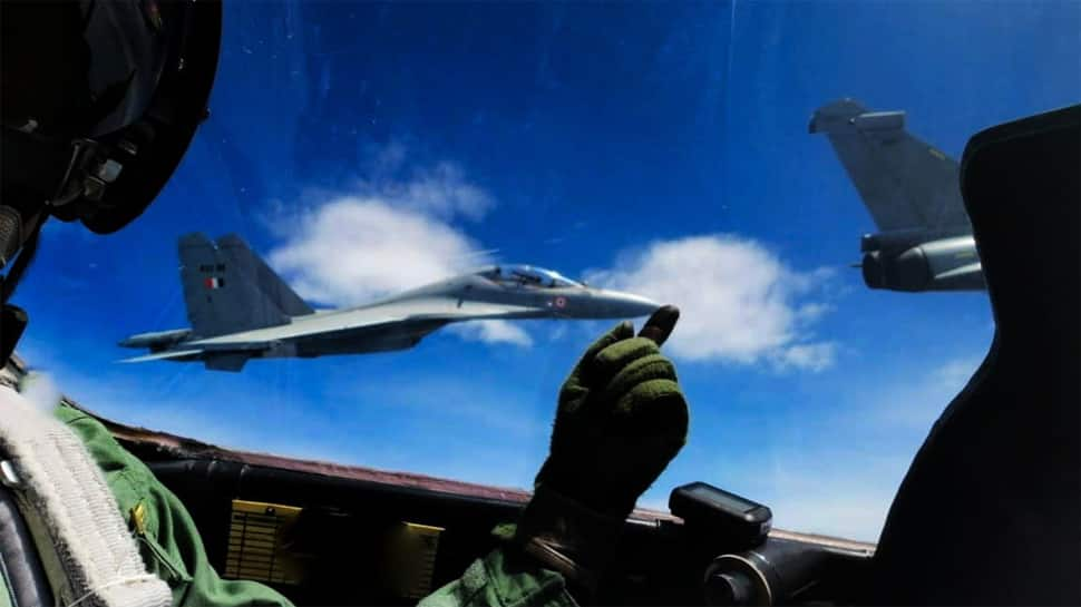 IAF fighter pilot &#039;balances&#039; Sukhoi Su-30 MKI jet on his fingertip during Garuda VI exercise in France