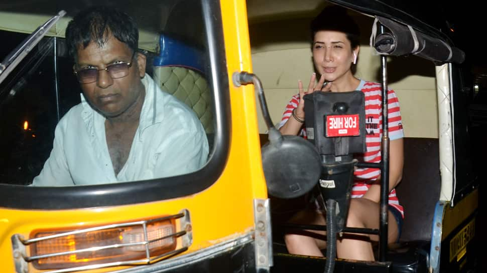 Kim Sharma enjoys her late night auto rickshaw ride—Photos