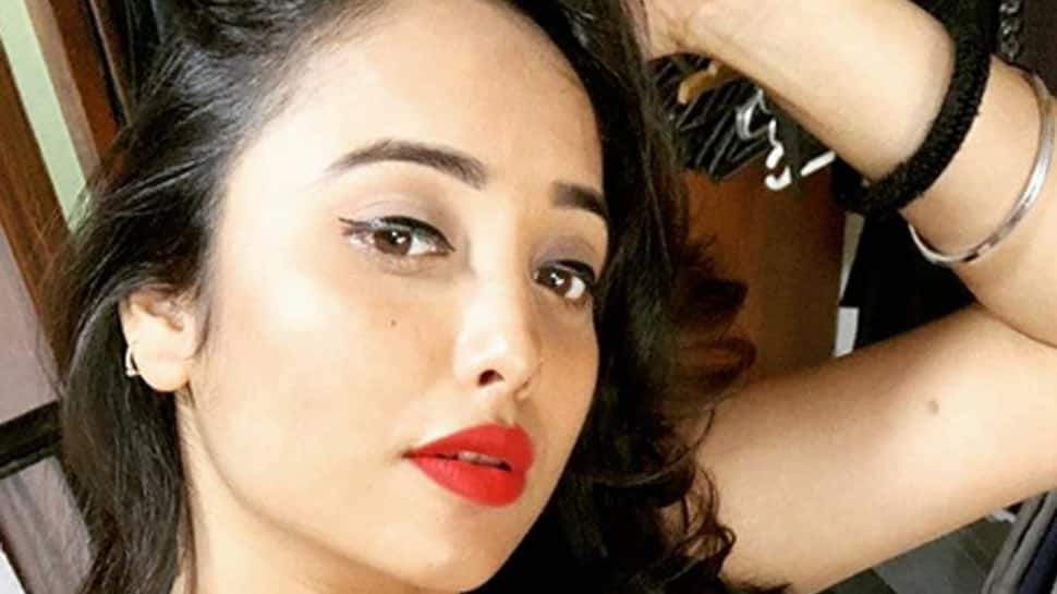 Rani Chatterjee oozes oomph in a red outfit—Pic