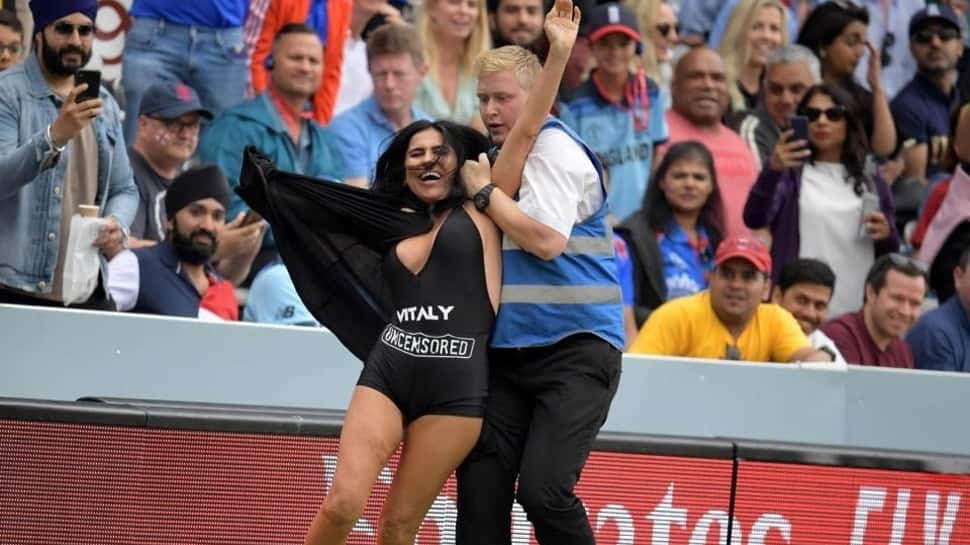 Streaker attempts pitch invasion during World Cup final at Lord&#039;s