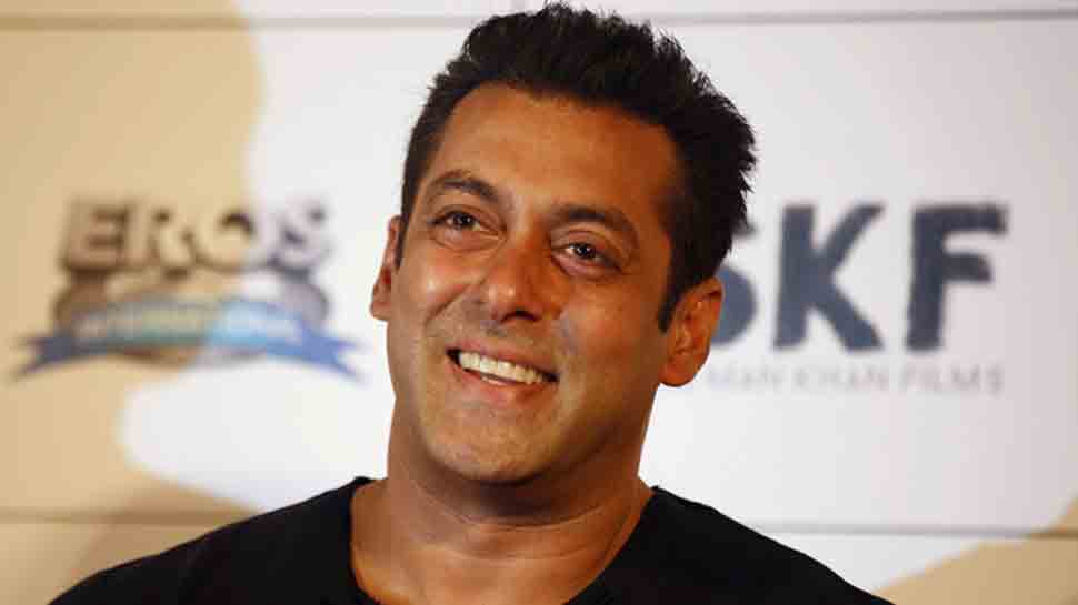 Salman Khan arrives in Phaltan for 'Dabangg 3' shoot, gets mobbed on ...