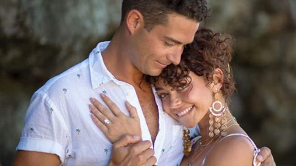 Sarah Hyland and Wells Adams get engaged!