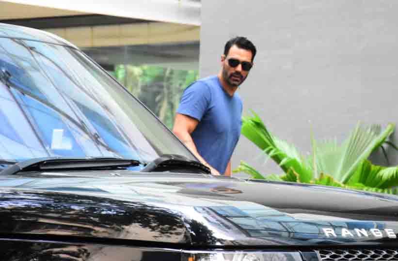 Arjun Rampal arrives at Mumbai hospital with heavily pregnant girlfriend Gabriella Demetriades