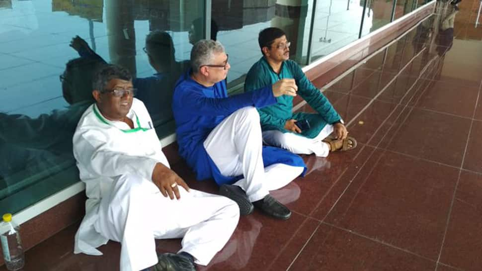 Derek O&#039;Brien-led Trinamool Congress delegation, on way to meet Sonbhadra victims&#039; families, stopped at Varanasi airport