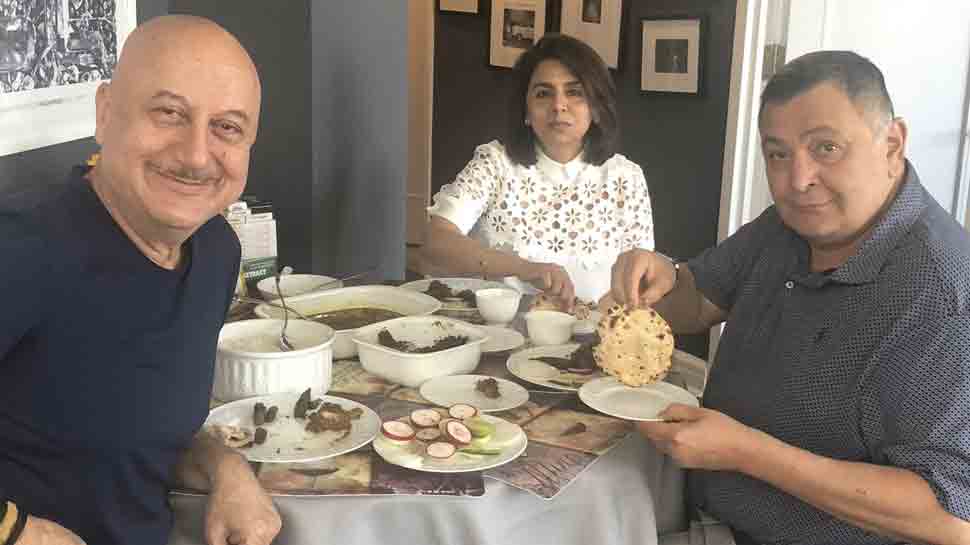 Rishi Kapoor enjoys perfect &#039;phulka&#039; at Anupam&#039;&#039;s home in New York