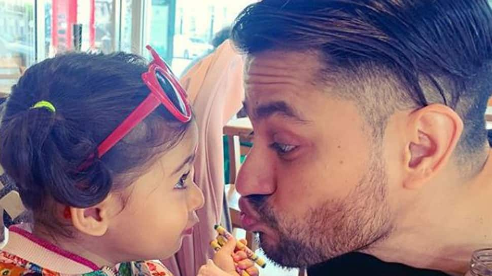 Inaaya Naumi Kemmu imitates dad Kunal Kemmu in this adorable picture- See inside 