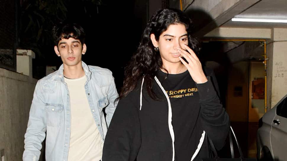 Khushi Kapoor papped outside brother Arjun Kapoor&#039;s house with a friend - Photos
