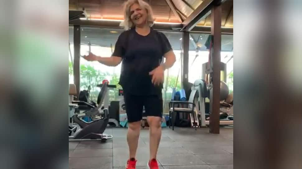 Hrithik Roshan&#039;s mom Pinky dances to &#039;Super 30&#039; song &#039;Jugraafiya&#039; at gym - Watch