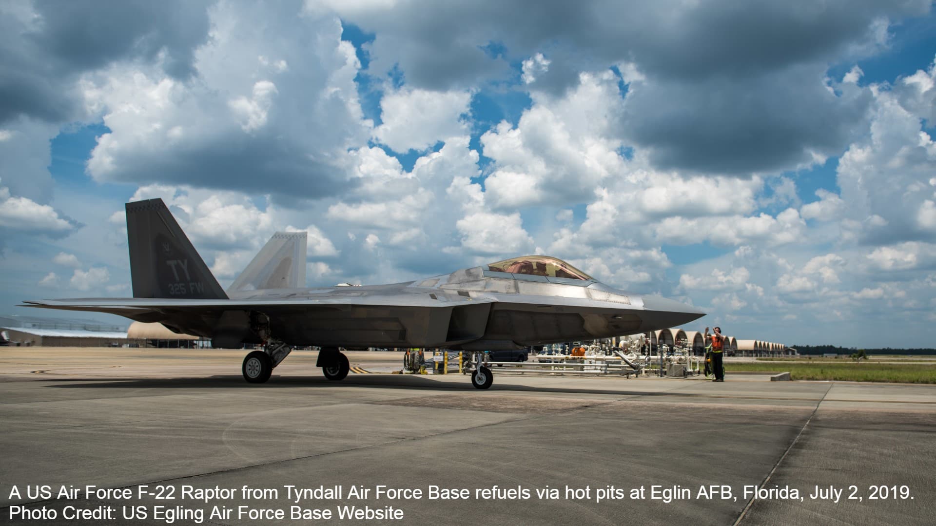 US Air Force F-22 Raptor pilots perform &#039;hot seats&#039; and &#039;hot pits&#039; - Watch video