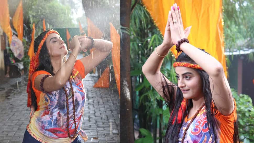 Akshara Singh shoots Lord Shiva Kanwar song amid heavy rainfall in Mumbai - See pics