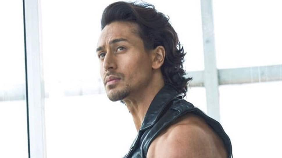 Tiger Shroff wields most powerful machine gun in &#039;War&#039;