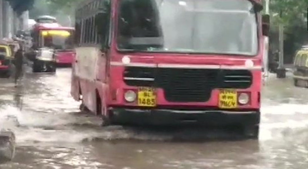 Mumbai rains: Traffic diversion and BEST buses route change due to waterlogging, snarls Mumbai rains: Traffic diversion and BEST buses route change due to waterlogging, snarls