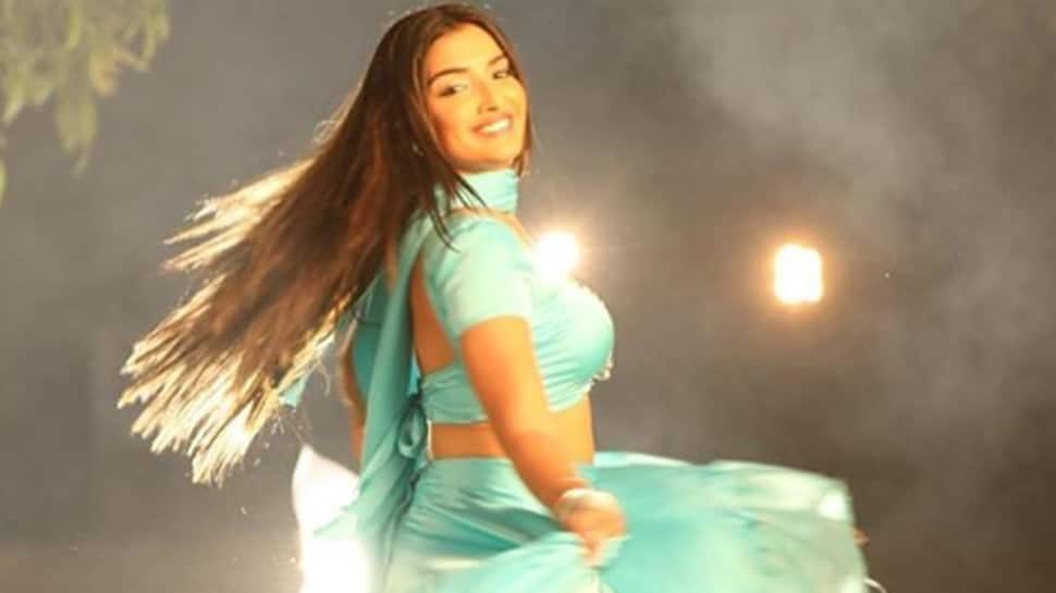 Aamrapali Dubey&#039;s sensual dance in a green saree-Watch