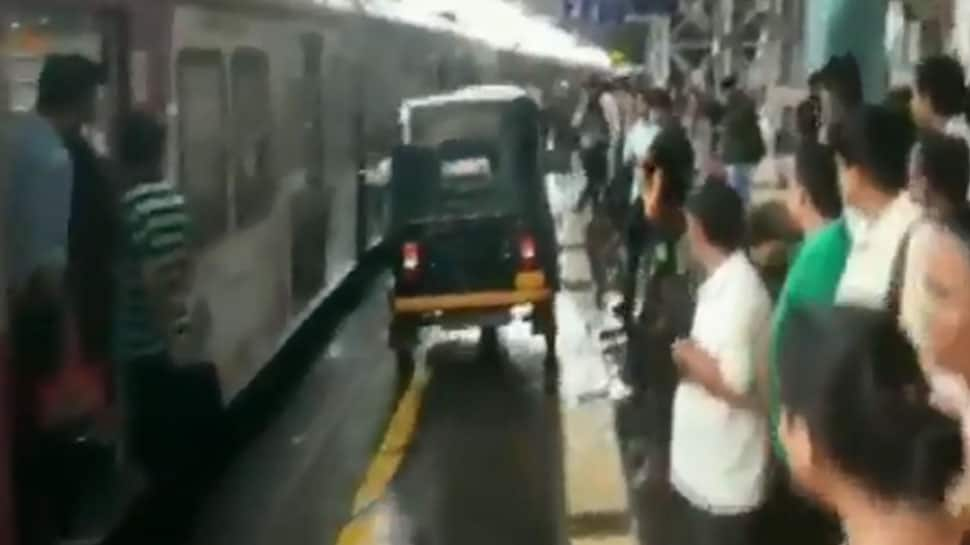 Man drives auto on platform of Mumbai&#039;s Virar Railway Station to help pregnant woman