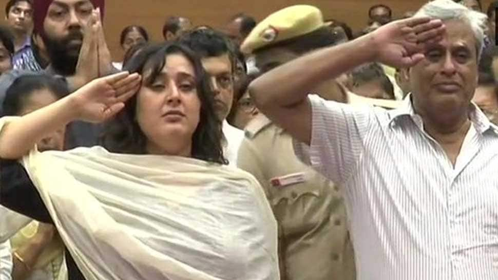 Sushma Swaraj&#039;s husband, daughter salute her before her final journey