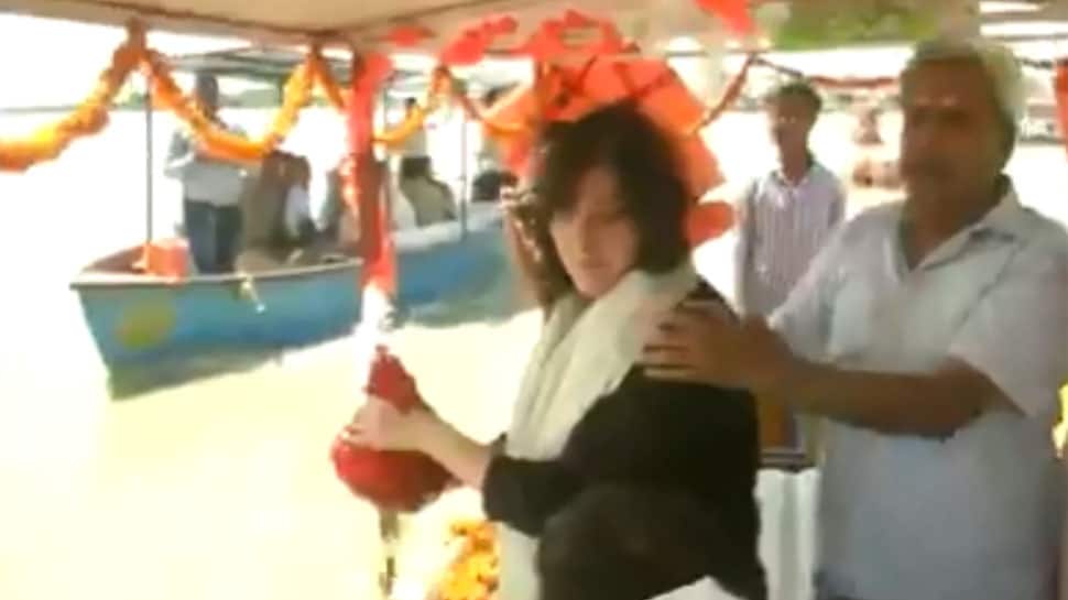 Emotional daughter Bansuri Swaraj immerses Sushma Swaraj&#039;s ashes in River Ganga 