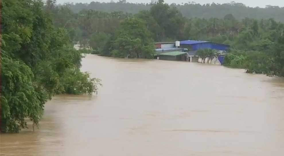 Kerala floods: IMD issues red alert for 8 districts, several trains cancelled