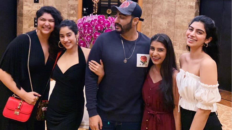 This pic of Arjun Kapoor, Janhvi, Khushi and Anshula is worth a freeze-frame