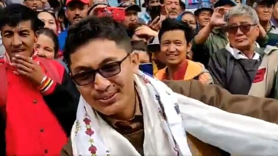 Watch: Ladakh MP Jamyang Tsering Namgyal steals the show again, dances with tricolour in hand