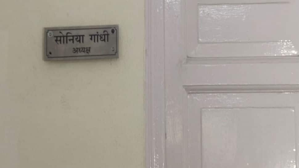 Rahul&#039;s poster removed from Congress headquarter, Sonia Gandhi&#039;s nameplate installed