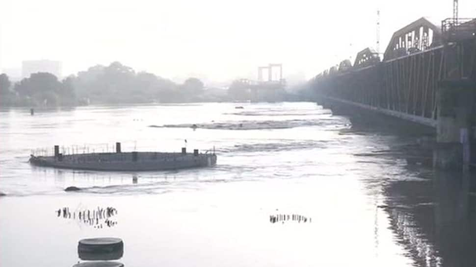 Traffic movement resumes on Delhi&#039;s iron bridge after Yamuna River&#039;s water level starts reducing