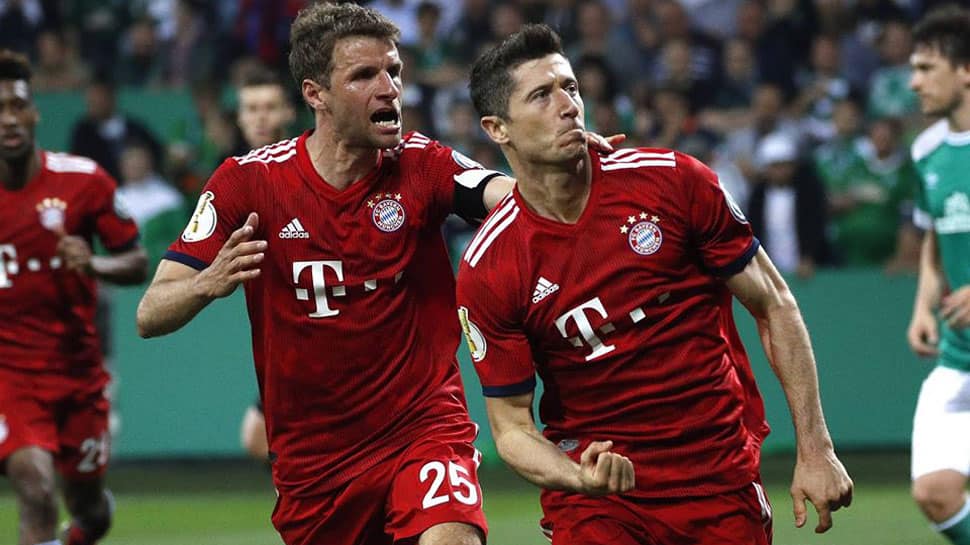 Bundesliga: Robert Lewandowski hat-trick steers Bayern Munich past Schalke
