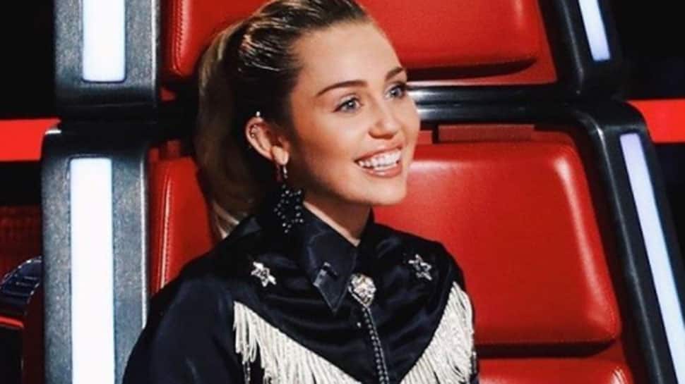 When Miley Cyrus got a fond caress from Kaitlynn Carter backstage