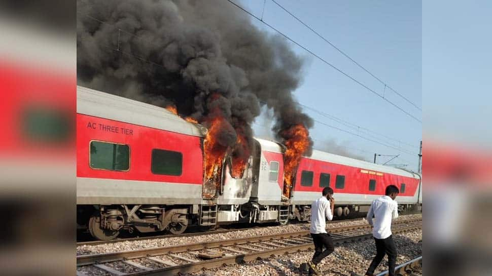 Fire breaks out in Telangana Express near Haryana&#039;s Ballabgarh, passengers rescued safely