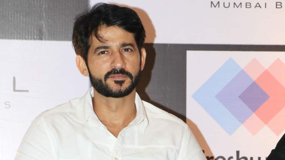 Theatre gives courage and confidence to act: Hiten Tejwani