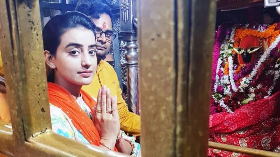 Akshara Singh seeks blessings from goddess Vindhyavasini on her birthday—Photos