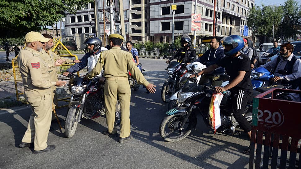 Terrorists threaten locals in J&amp;K&#039;s Sopore to keep shops shut