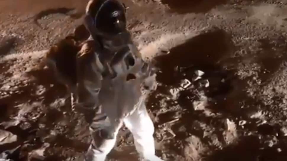 Bengaluru artist moonwalks on streets as an &#039;astronaut&#039;, video goes viral - Watch