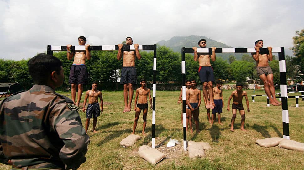 Hundreds come for Army&#039;s recruitment drive in J&amp;K, chant &#039;Bharat Mata Ki Jai&#039;