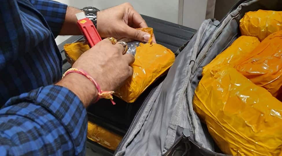 CISF seizes 1 lakh microSD memory cards worth Rs 3 to 6 crores at Delhi&#039;s IGI Airport