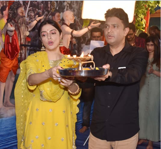 Bhushan Kumar and wife Divya perform Aarti