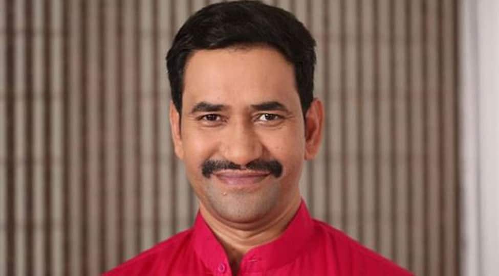 Dinesh Lal Yadav shares a pic from the sets of Nirahua The Leader- See pic