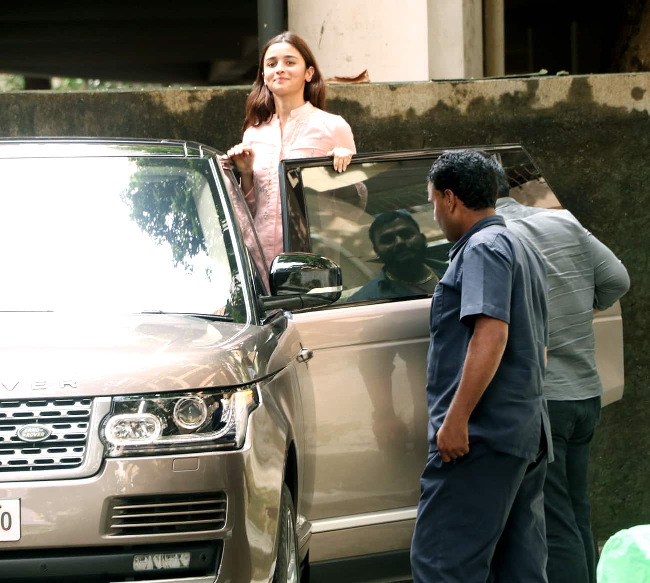 Alia Bhatt clicked outside Bhansali's office